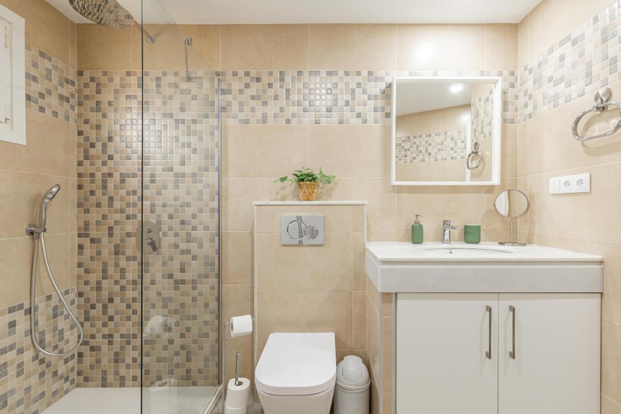 Modern Apartment Steps From The Beach Torrox Bagian luar foto